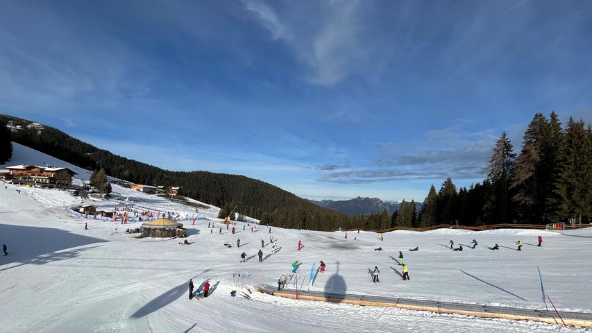 Das Schatzberg Zwergenland von der Gondel aus betrachtet: Vom Zauberteppich über das Ski-Karussell bis zum Schneeball-Spielplatz reicht das Angebot für die Jüngsten.