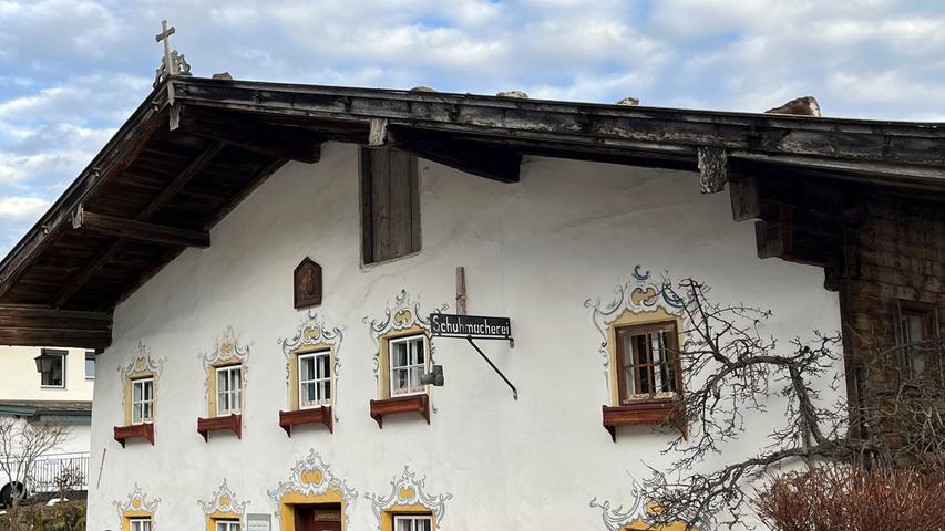 In der Wildschönau gibt es auffallend viele gut erhaltene Häuser aus früheren Jahrhunderten - hier das Schuhmacherhaus in Oberau. Wer mehr über die Gegen erfahren will, sollte das "Bergbauernmuseum z'Bach" besuchen, das ebenfalls in einem historischen Gebäude untergebracht ist.