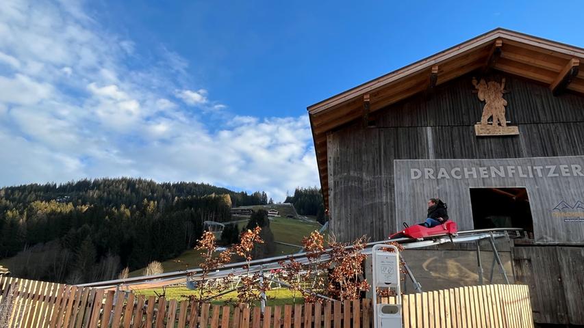 Im Drachental geht es für die Kindern mit dem Alpine Coaster über 2.2. Kilomert rasant bergab, die Fahrt ist auch für Eltern eine Option.