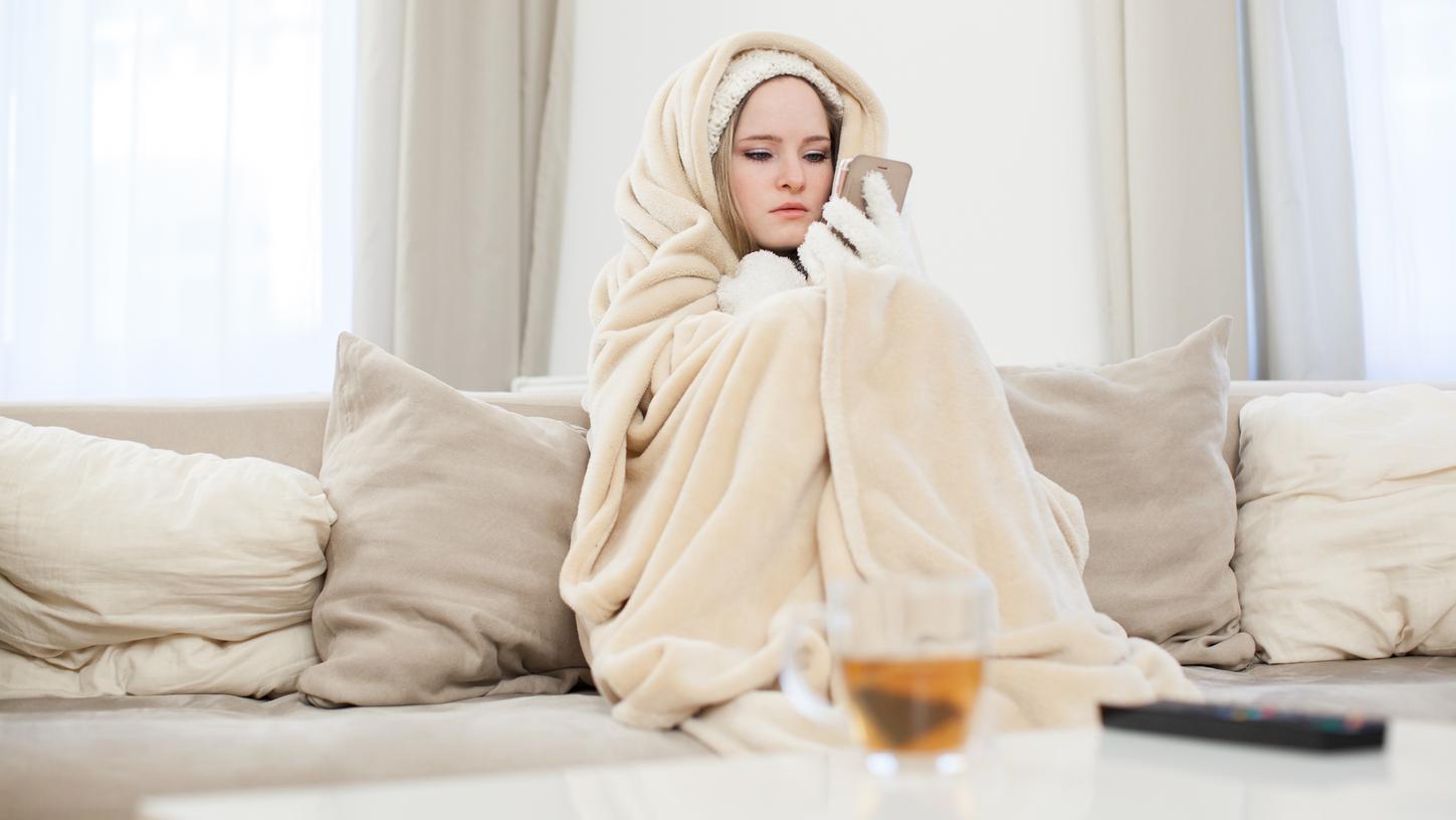 Nach den ersten Notmaßnahmen werden sich viele warm einkuscheln und einen heißen Tee kochen – und auf Hilfe warten.