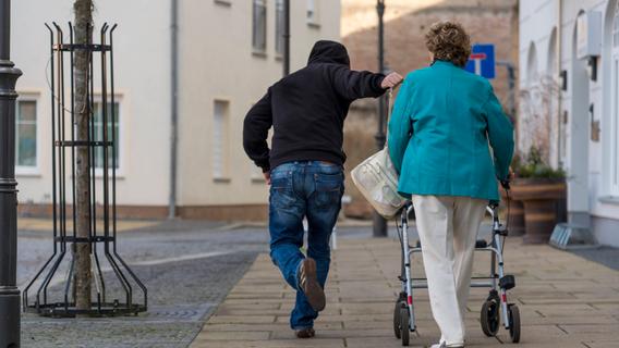 Seniorin in Regensburg beraubt: Mehrere Streifen suchen nach Handtaschen-Dieb