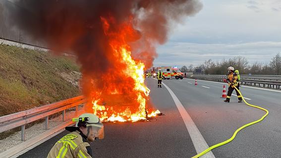 Auto auf der A73 brennt: 25 Einsatzkräfte der Feuerwehr Forchheim sind im Einsatz