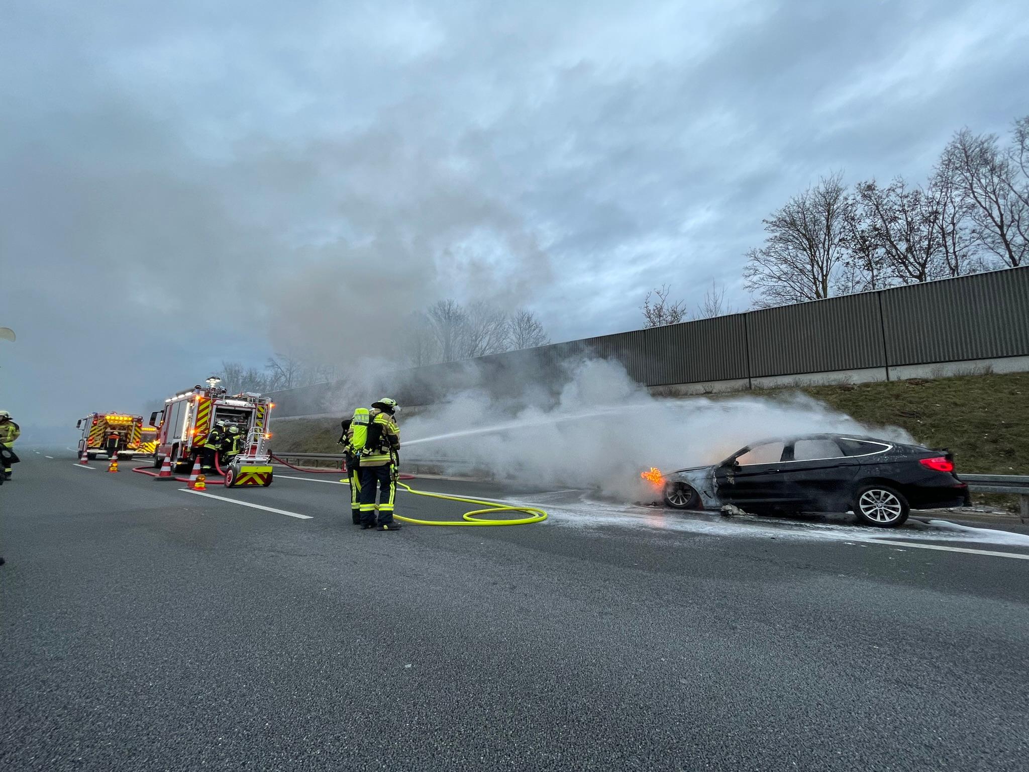 Autobrand auf der A73 - die Feuerwehr Forchheim im Einsatz.
