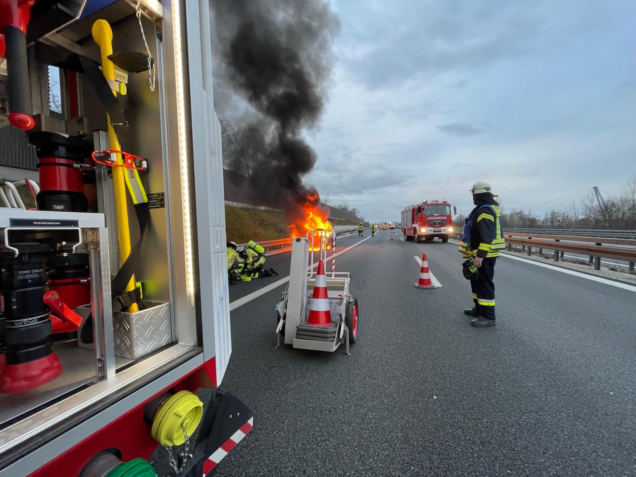 Autobrand auf der A73 - die Feuerwehr Forchheim im Einsatz.