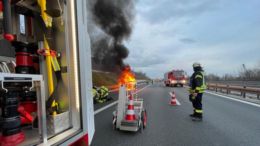 Autobrand auf der A73 - die Feuerwehr Forchheim im Einsatz.