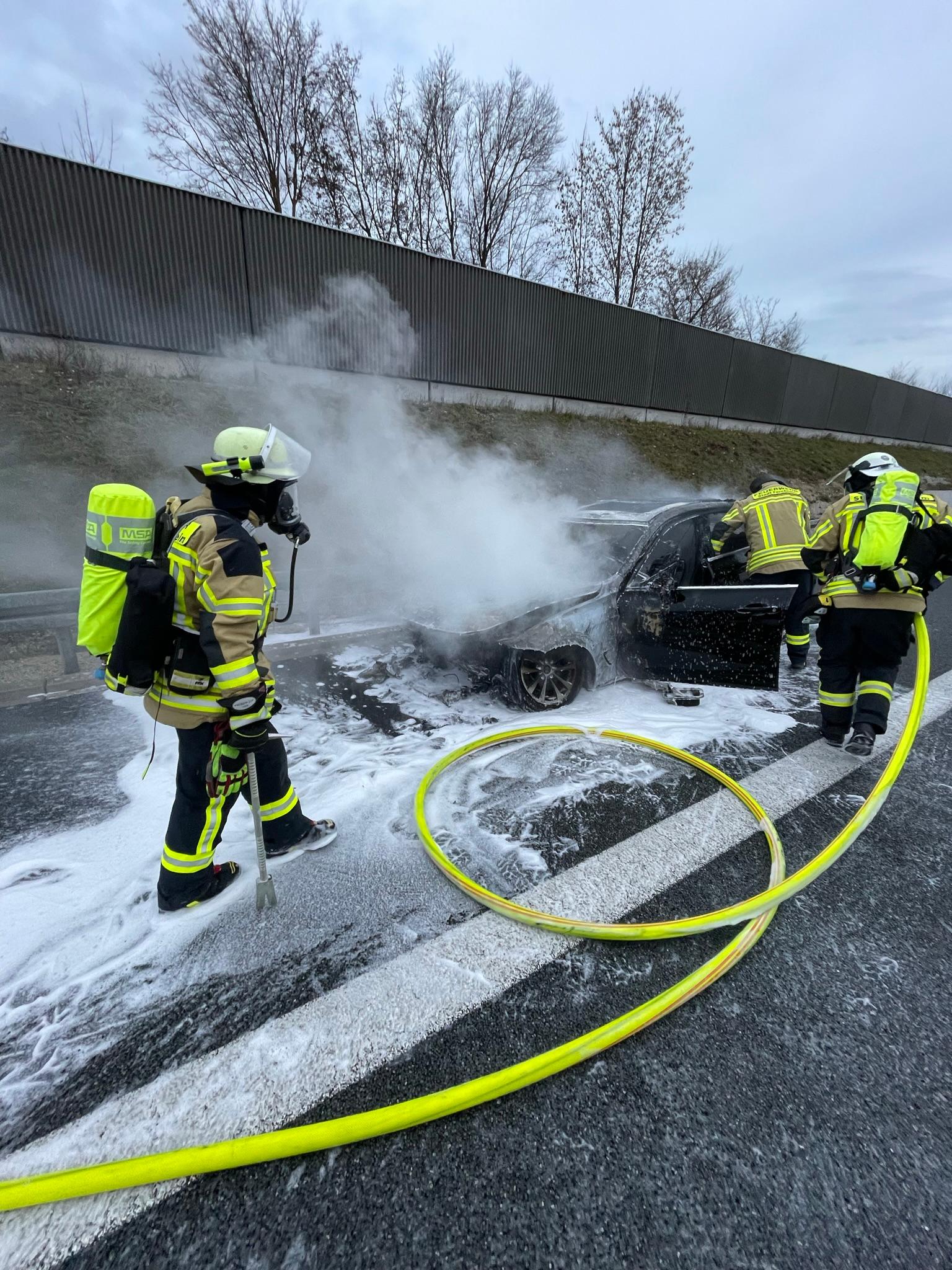 Autobrand auf der A73 - die Feuerwehr Forchheim im Einsatz.