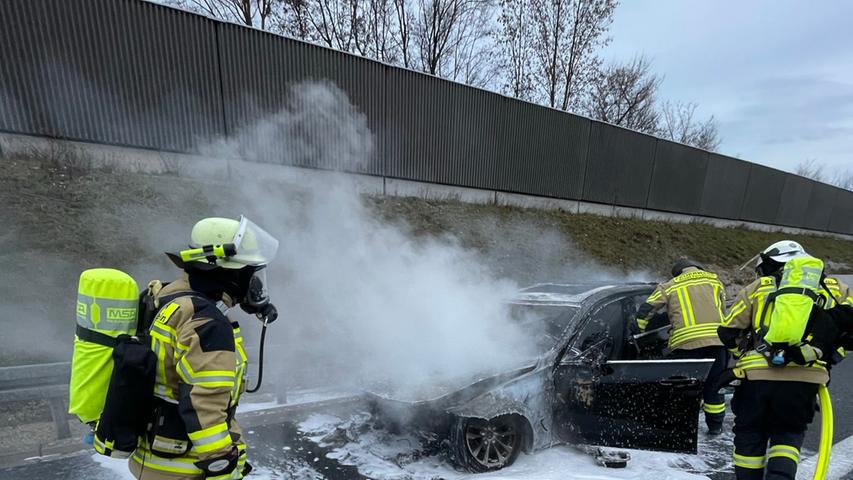 Autobrand auf der A73 - die Feuerwehr Forchheim im Einsatz.