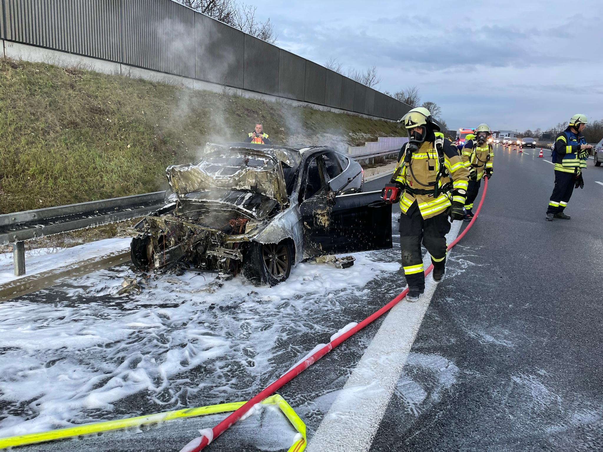 Autobrand auf der A73 - die Feuerwehr Forchheim im Einsatz.