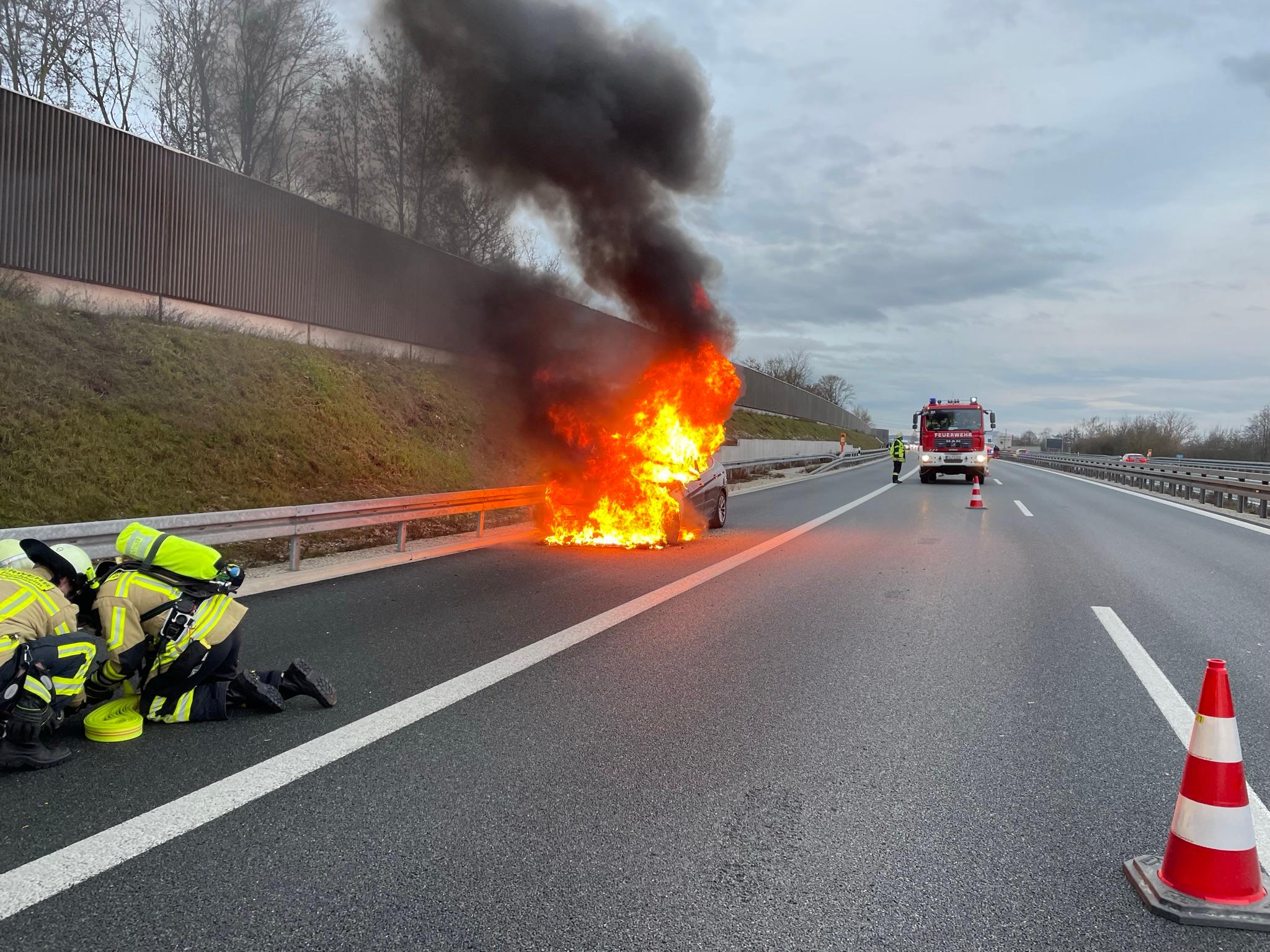 Autobrand auf der A73 - die Feuerwehr Forchheim im Einsatz.