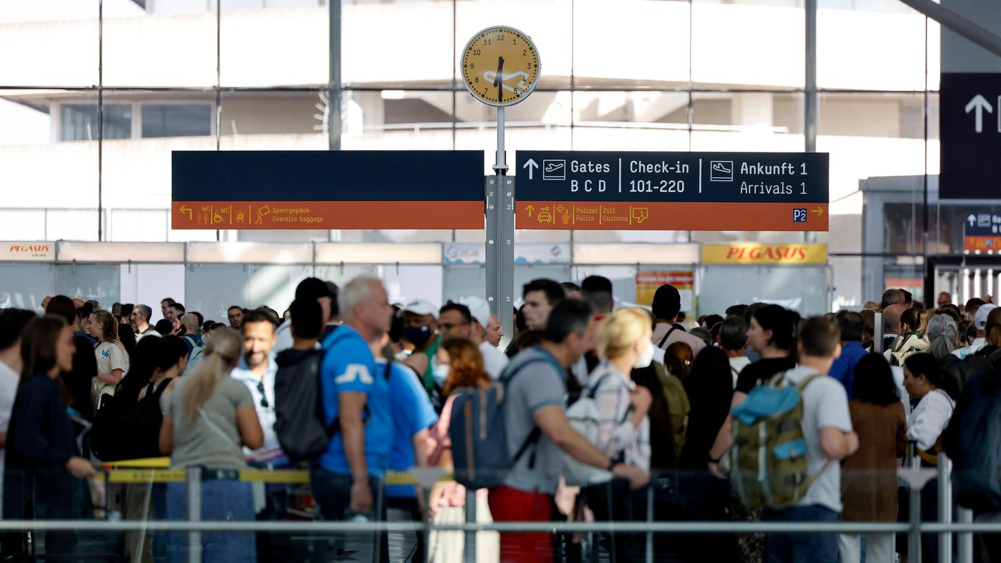 Das Fliegen kann im nächsten Jahr deutlich teurer werden. (Symbolbild) Das Fliegen kann im nächsten Jahr deutlich teurer werden. (Symbolbild)