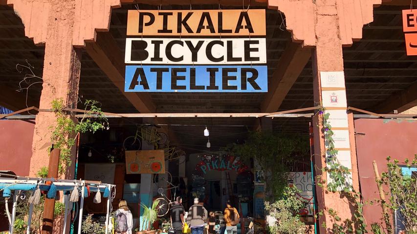 Das Fahrradprojekt Pikala bietet geführte Radtouren durch die labyrintharigen und engen Gassen der Altstadt an. Teilnehmende erfahren bei mehreren Stopps auf der Tour vieles über die Stadtgeschichte, Lebensweise und Kultur der Menschen in Marrakesch.