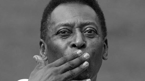 Er gilt als vielleicht beste Fußballer aller Zeiten: Die brasilianische Fußball-Legende Pelé ist Dezember 2022 im Alter von 82 Jahren gestorben. Edson Arantes do Nascimento, wie er mit bürgerlichen Namen heißt, war dreifacher Weltmeister und Rekordtorschütze der brasilianischen Nationalmannschaft.