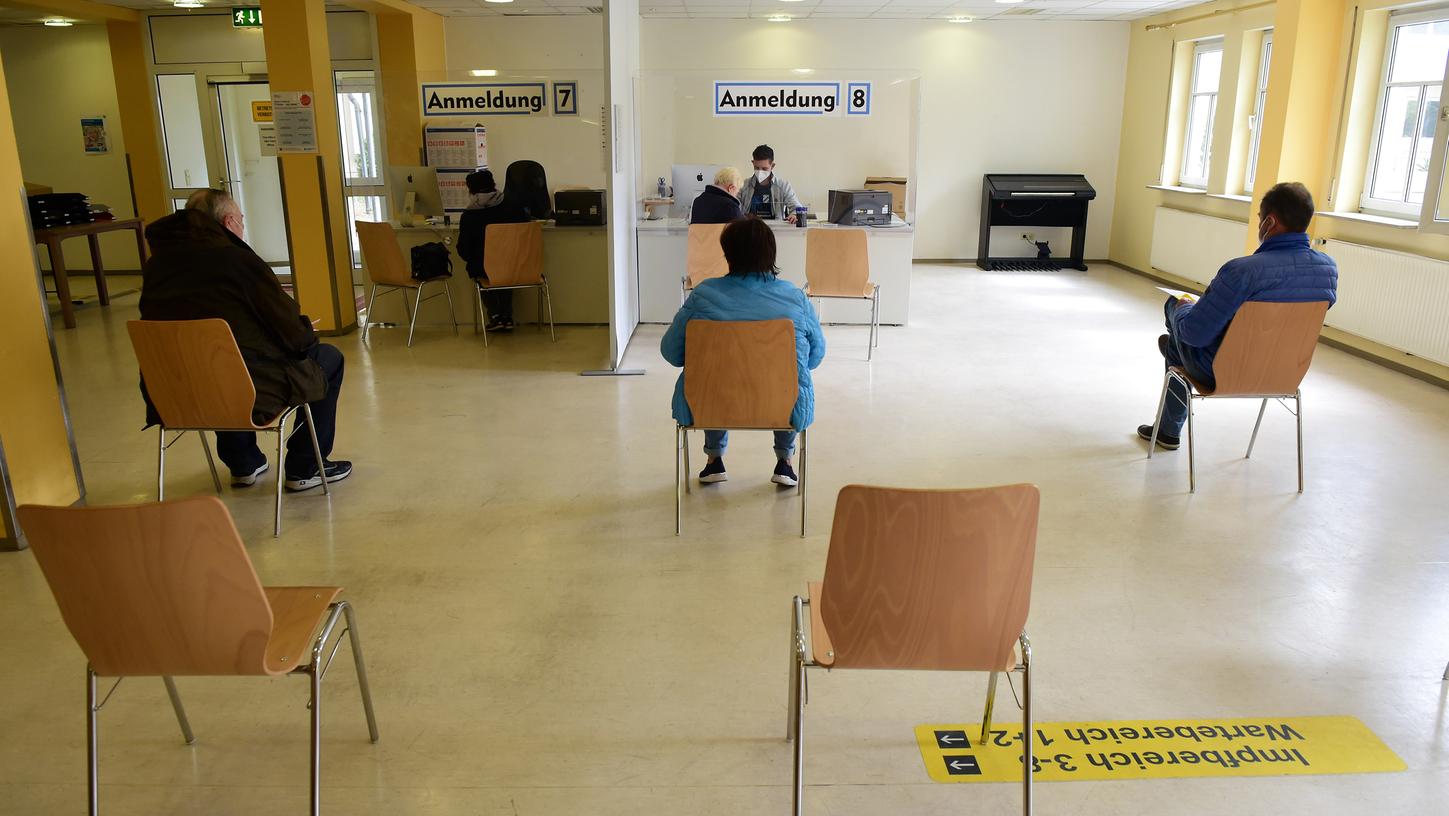 Schon seit Mai gibt es kein richtiges "Impfzentrum" mehr, der Mietvertrag fürs Curanum endete. Drei Impfstationen blieben. Schon seit Mai gibt es kein richtiges "Impfzentrum" mehr, der Mietvertrag fürs Curanum endete. Drei Impfstationen blieben.