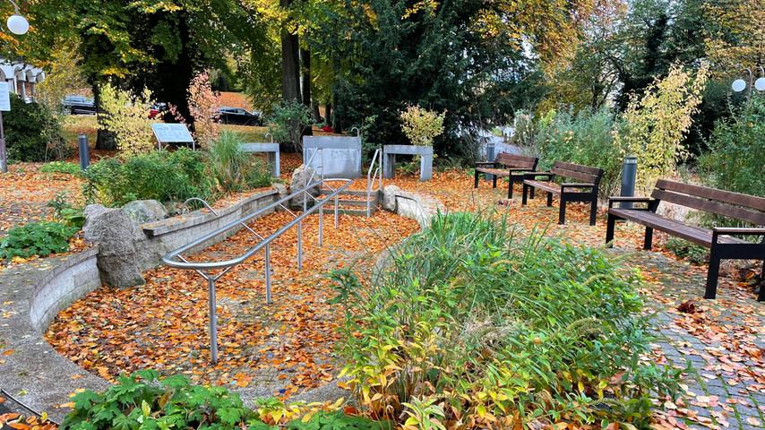 Auch im Herbst ist der Kneippgarten im Kurpark ein Hingucker. Je nach Wetter steht Besuchern und Einheimischen das Becken von Mitte April bis Mitte Oktober zur Verfügung.