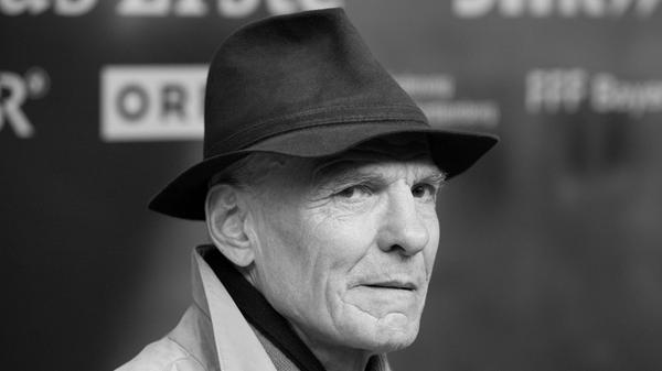 Hallwachs zählte zu den meistbeschäftigten Charakterdarstellern im deutschen Fernsehen und spielte Nebenrollen in vielen "Tatort"-Krimis - darunter der ersten Folge "Taxi nach Leipzig" von 1970. Außerdem besprach er viele Hörspiele und Hörbücher und war 1979 sogar für den Oscar nominiert.