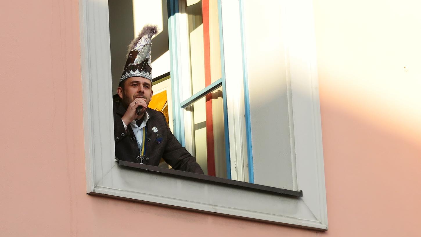 Hier steht er beim letztmaligen Rathaussturm am Fenster des Bürgermeisterbüros: der Prinz der KGT, Florian I. Er residierte in der Session 2019/2020.  