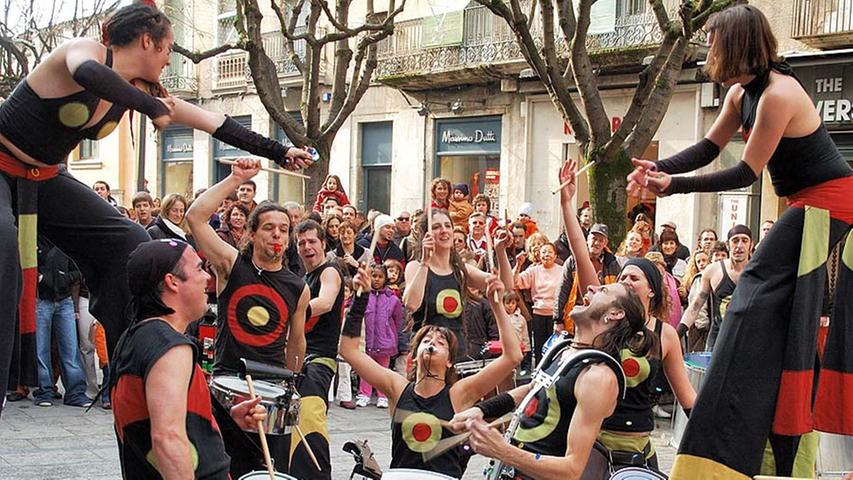 Tristesse und La Banda del Surdo - eine Kombination, die sich ausschließt. Die zehnköpfige Percussion-Gruppe aus Katalonien gründete sich 2007 in Girona. Seitdem sind die Gesandten des feurigen Rythmus auf allen namhaften Musik- und Straßenfestivals in Spanien zugegen. Mit ihrem Stilmix aus afrikanischen, lateinamerikanischen und brasilianischen Taktschlägen verbreitet die Band am Samstag ab 15.30 Uhr auf der Insel Schütt, begleitet von zwei Stelzenläufern, die gute Laune bis in den letzten Winkel.