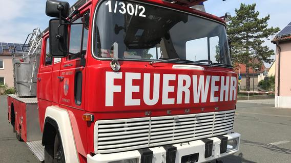 Bücherschrank geht in Erlangen in Flammen auf