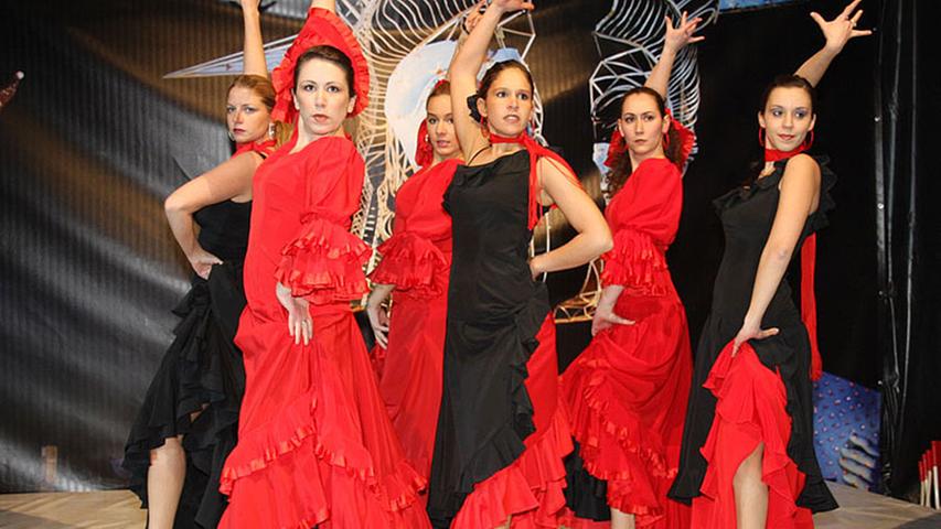 Flamenco aus Franken: Auch das funktioniert. Als einer der ältesten ausländischen Vereine Europas - 2011 zählt er bereits fünf Jahrzente - pflegt Amor Flamenco den spanischen Tanz im Centro Español in Nürnberg. Um 15.30 Uhr zeigen die Tänzerinnen, sechs gebürtige Spanierinnen, am Samstag ihre Liebe zu feurigen Bewegungsabläufen auf dem Hauptmarkt.