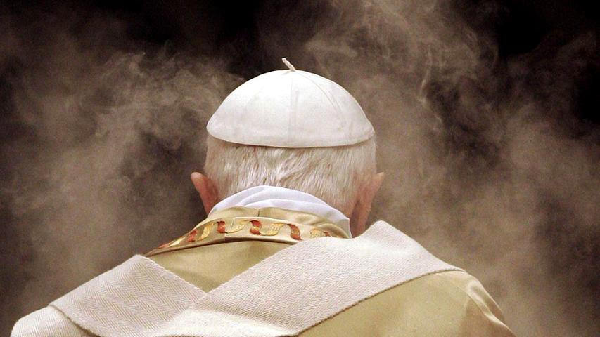 Am 31. Dezember 2022 ist der emeritierte Papst Benedikt XVI. um 9:34 im Kloster Mater Ecclesiae im Vatikan gestorben. 