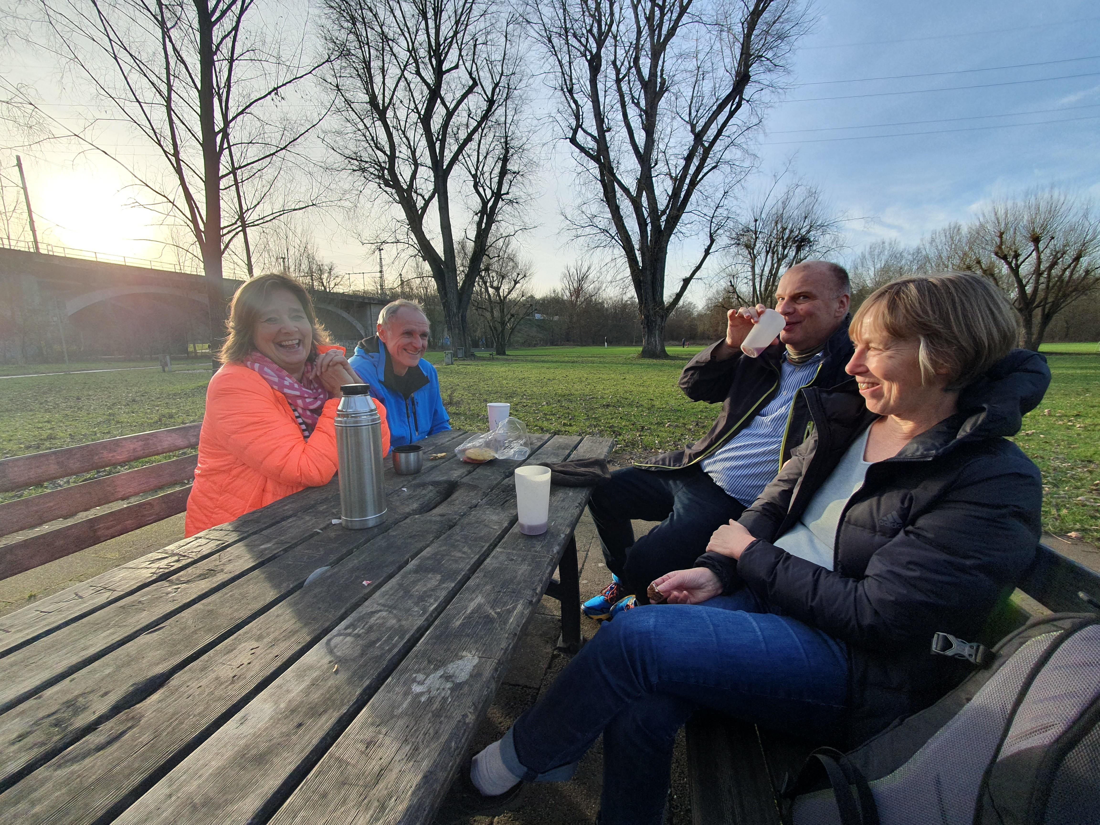 18 Grad und Sonnenschein: Diese beiden Ehepaare nutzen das frühlingshafte Wetter des Silvestertags für ein kleines Picknick mit Sonnenbad an der Siebenbogenbrücke. Statt Glühwein hätten sie sich kühle Getränke mitbringen sollen, scherzte eine der Frauen. 