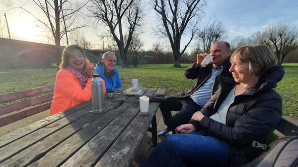 18 Grad und Sonnenschein: Diese beiden Ehepaare nutzen das frühlingshafte Wetter des Silvestertags für ein kleines Picknick mit Sonnenbad an der Siebenbogenbrücke. Statt Glühwein hätten sie sich kühle Getränke mitbringen sollen, scherzte eine der Frauen.