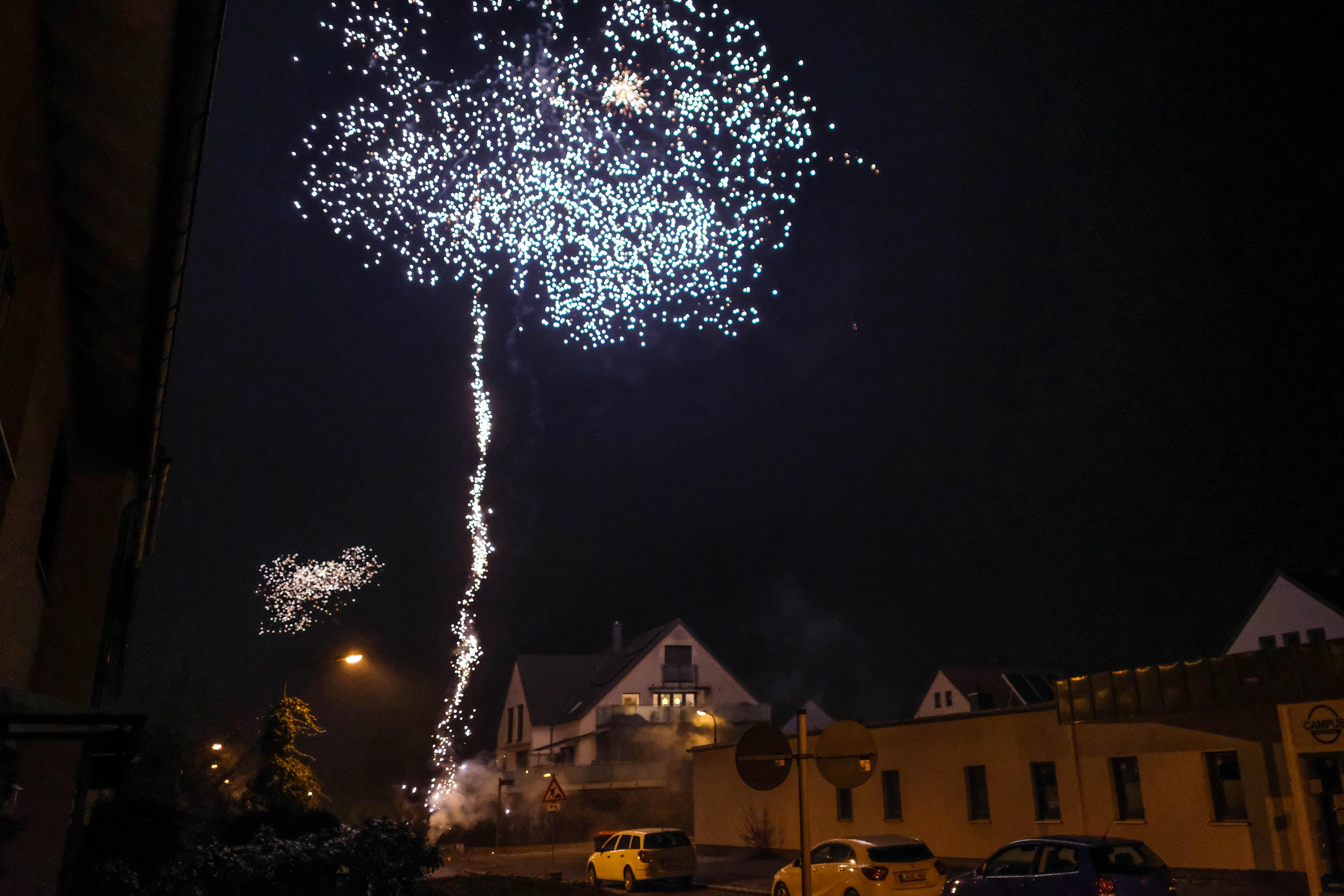 ... quasi wieder wie vor Covid gefeiert werden. Tausende Menschen versammelten sich, umdas Jahr 2023 offiziell willkommen zu heißen.