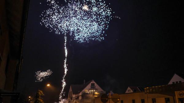 ... quasi wieder wie vor Covid gefeiert werden. Tausende Menschen versammelten sich, umdas Jahr 2023 offiziell willkommen zu heißen.