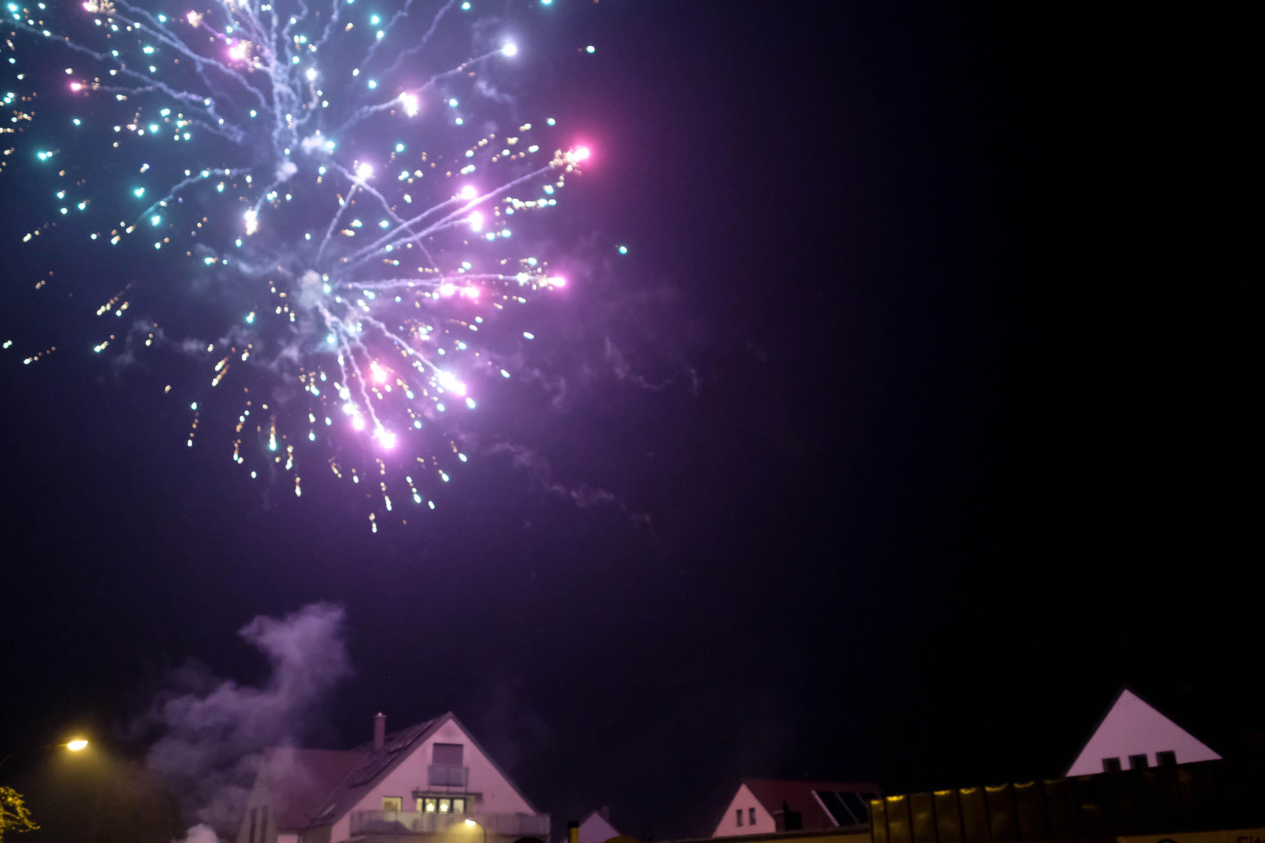 Dabei wurde an bunten Feuerwerken dieses Jahr definitiv nicht gespart. Happy New Year, 2023 - es ist auch offiziell in Nürnberg angekommen. Die Clubs in der Innenstadt waren randlos voll - wir haben die schönsten Bilder gesammelt. Film ab!