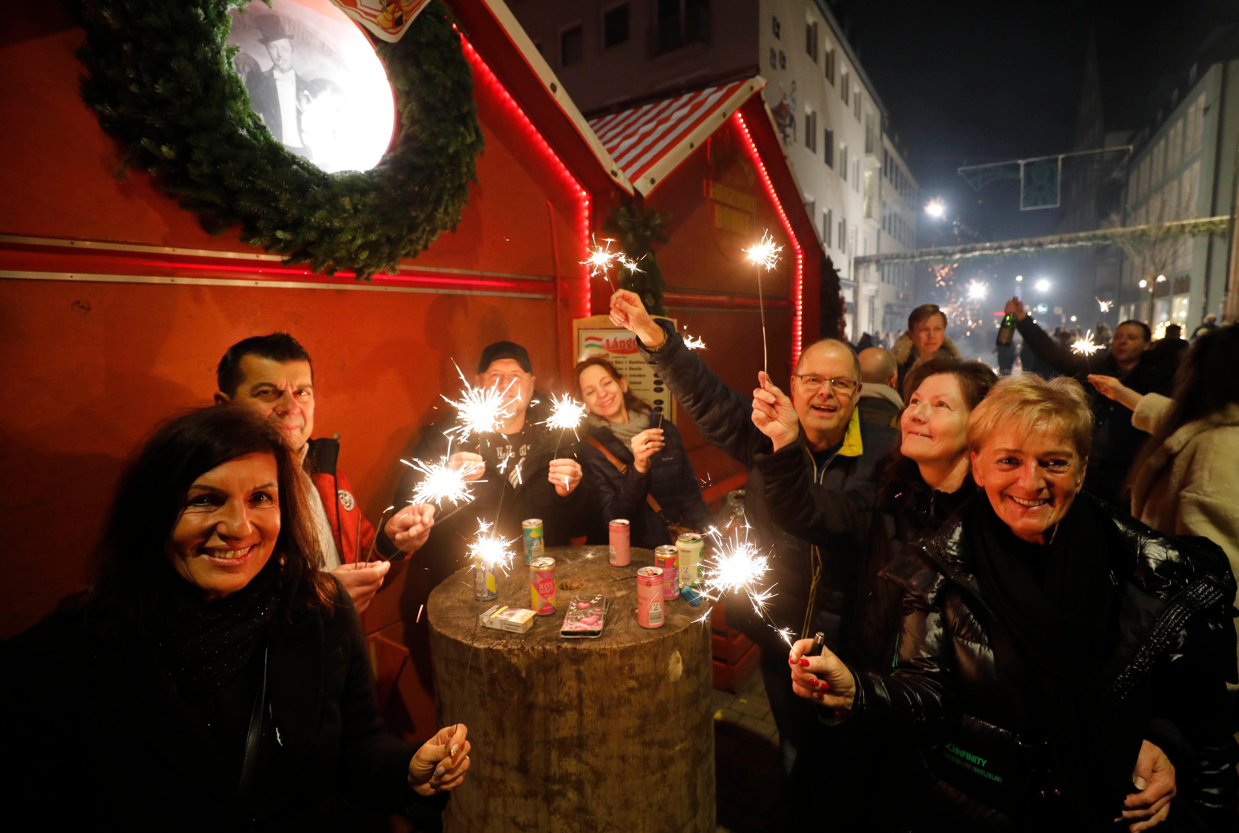 Friedlich ging es am letzten Tag der Feuerzangenbowle am Pegnitzufer beim Fleischhaus zu. Die Nacht war ungewöhnlich mild, weshalb einige Besucher lieber von Punsch auf Bier umstiegen.