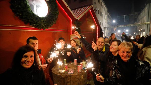 Friedlich ging es am letzten Tag der Feuerzangenbowle am Pegnitzufer beim Fleischhaus zu. Die Nacht war ungewöhnlich mild, weshalb einige Besucher lieber von Punsch auf Bier umstiegen.