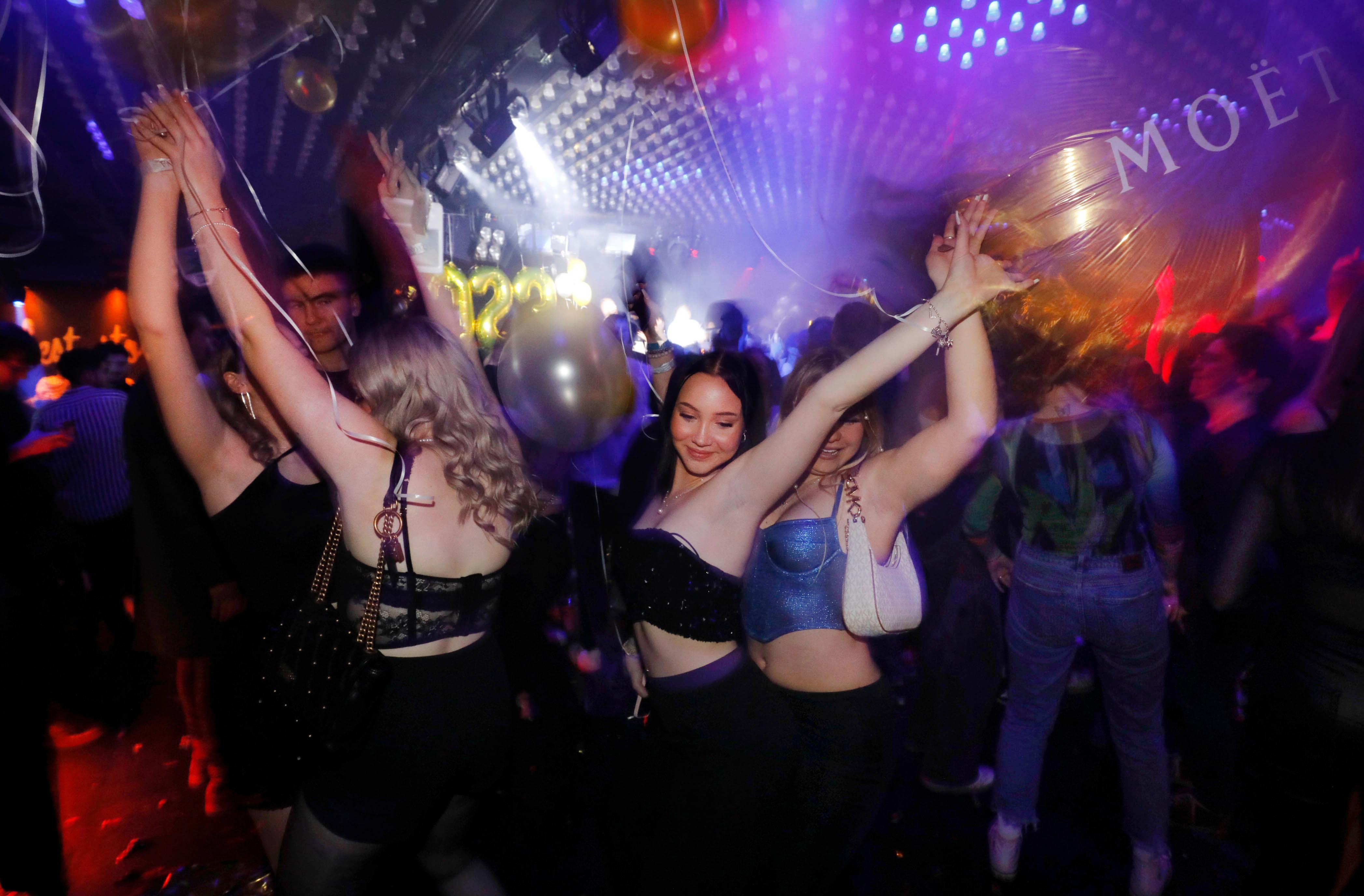 Im Mach1 wurde schrankenlos getanzt, wie man es von früheren Jahreswechseln vor der Pandemie gewohnt war...