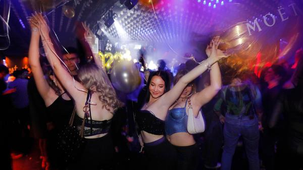 Im Mach1 wurde schrankenlos getanzt, wie man es von früheren Jahreswechseln vor der Pandemie gewohnt war...