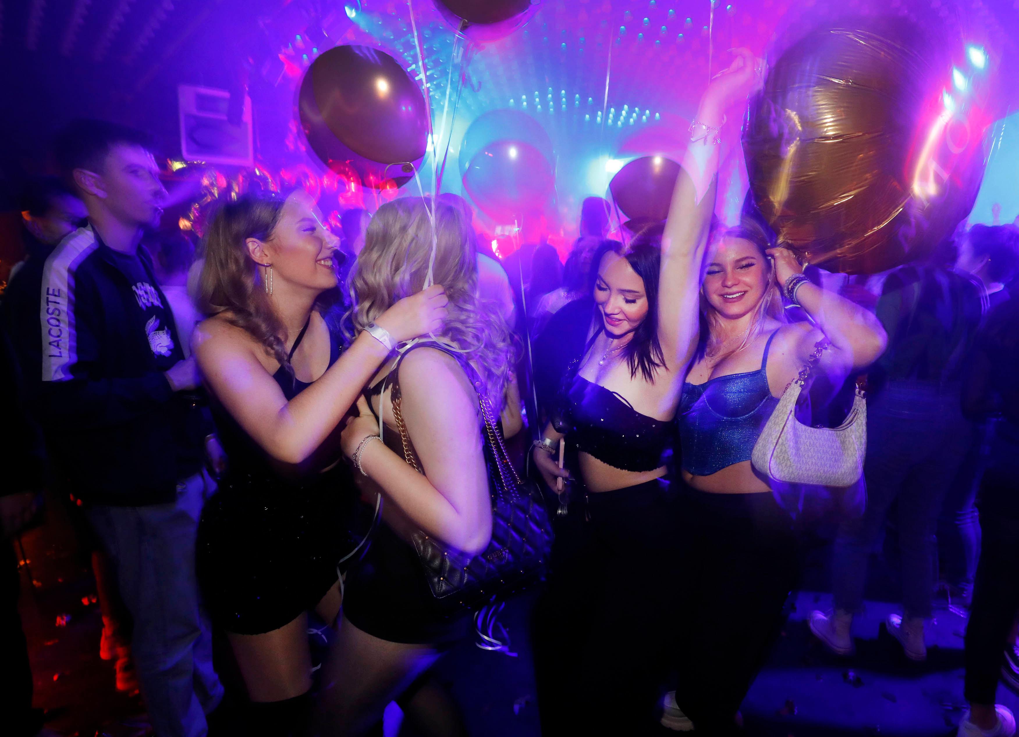 ...mit Goldkonfetti, Luftballons, viel Bass und Wodka.