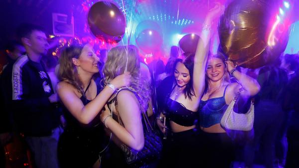 ...mit Goldkonfetti, Luftballons, viel Bass und Wodka.