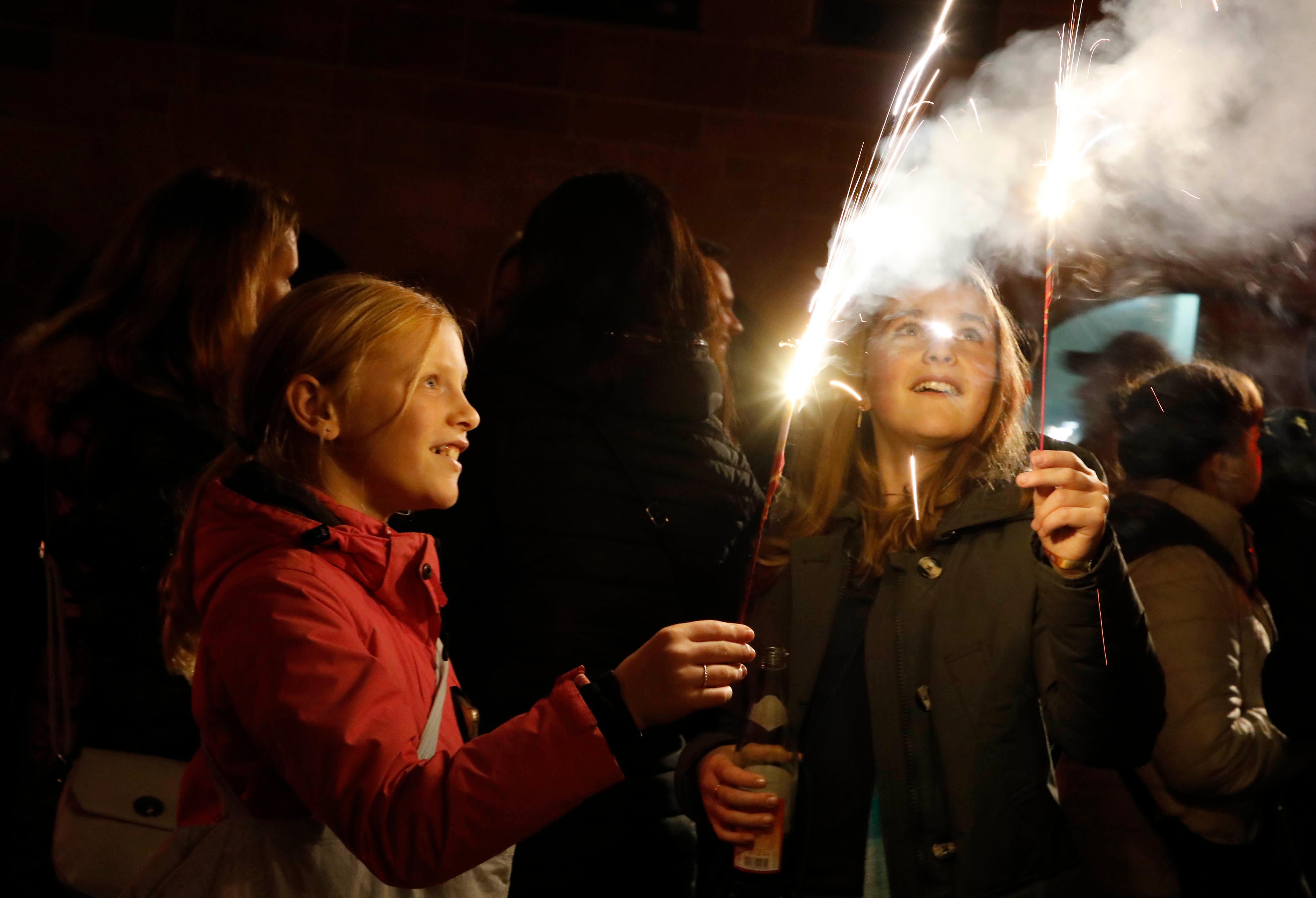 Aus den Niederlanden mit ihrem Papa auf der Durchreise zum Skiurlaub: Willemijn (l.) und ihre Schwester Rosalie mit Wunderkerzen an der Pegnitz.