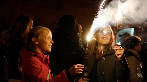Aus den Niederlanden mit ihrem Papa auf der Durchreise zum Skiurlaub: Willemijn (l.) und ihre Schwester Rosalie mit Wunderkerzen an der Pegnitz.