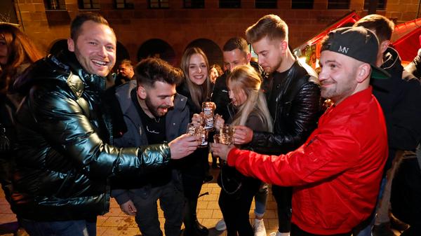 Prosit Neujahr! Diese Gruppe von Freunden aus Roth ließ den Abend spontan angehen: essen gehen im Enchilada, Zwischenstopp an der Feuerzangenbowle, dann irgendwie weiter durch die Nacht.
