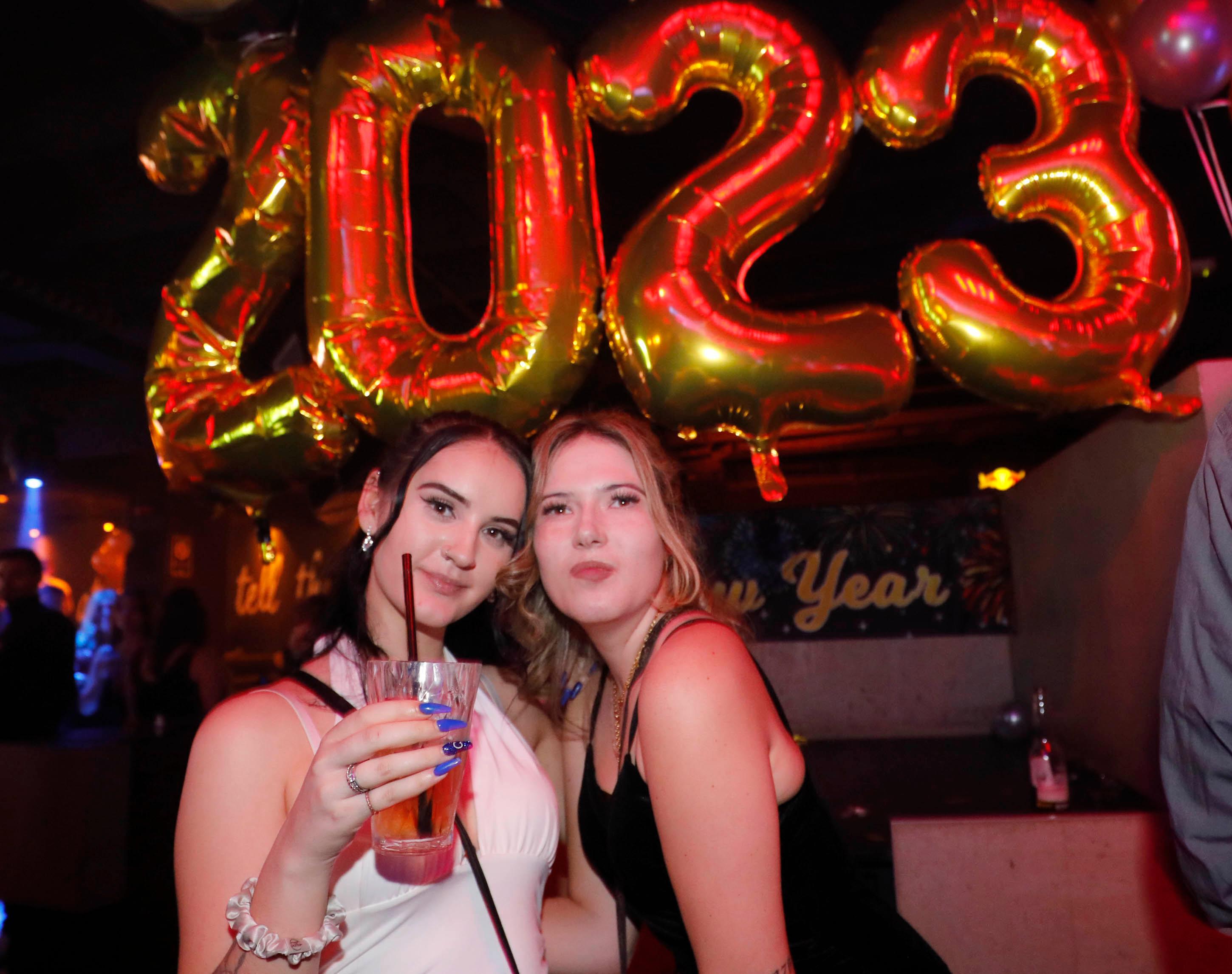 Willkommen 2023! Zwei Besucherinnen im Mach1.