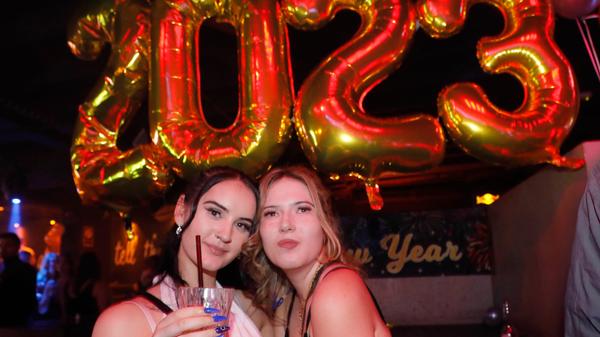 Willkommen 2023! Zwei Besucherinnen im Mach1.