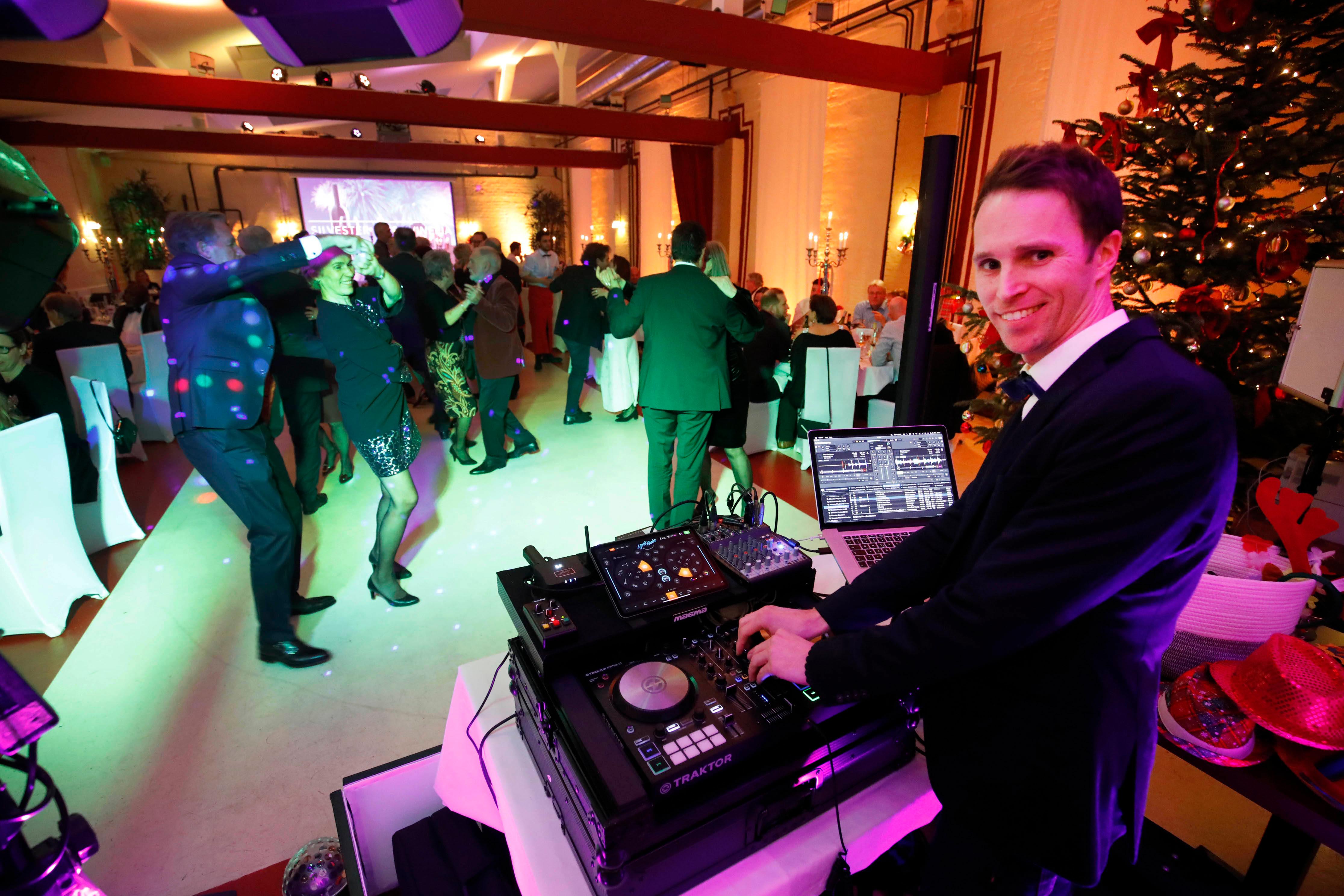 DJ Adrian Fink legte in der Vineria auf. "Das Publikum hier geht sonst nicht so in die Disco, aber will endlich mal wieder richtig tanzen."