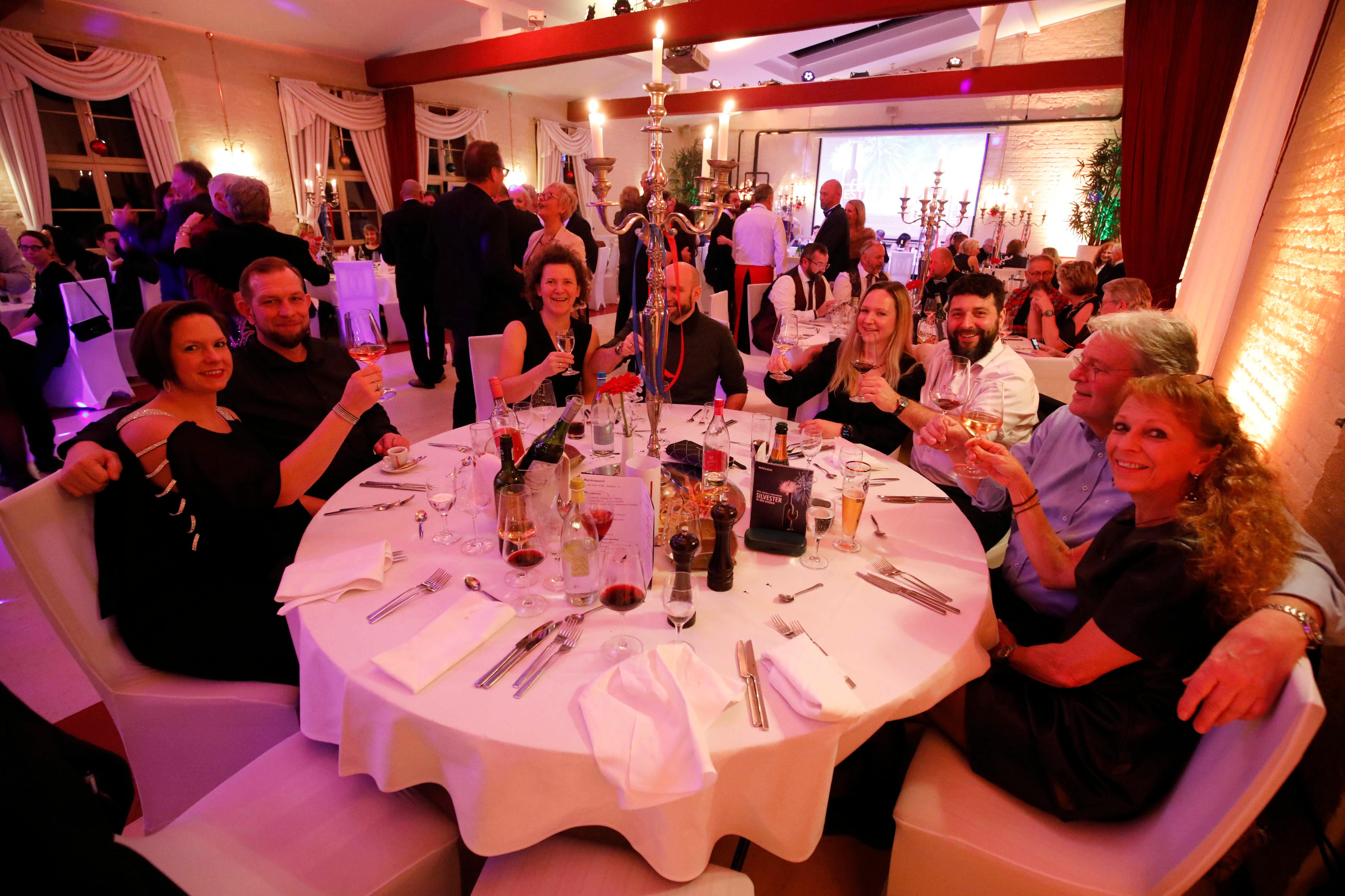 Ein festliches Essen in Abendgarderobe gehörte zum Pauschalpaket: zum Beispiel Steinbutt- und Rinderfilet. In einer Fotobox konnte die Gäste mit witzigen Accessoires fürs Album posieren.