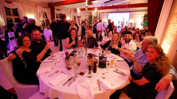 Ein festliches Essen in Abendgarderobe gehörte zum Pauschalpaket: zum Beispiel Steinbutt- und Rinderfilet. In einer Fotobox konnte die Gäste mit witzigen Accessoires fürs Album posieren.