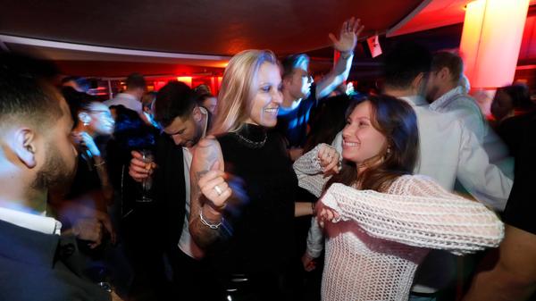 Gerade die jüngeren Partygänger freuten sich über die entfallenen Beschränkungen in der letzten Nacht des Jahres - hier bei der "We Love R'n'B"-Party im Admiral.