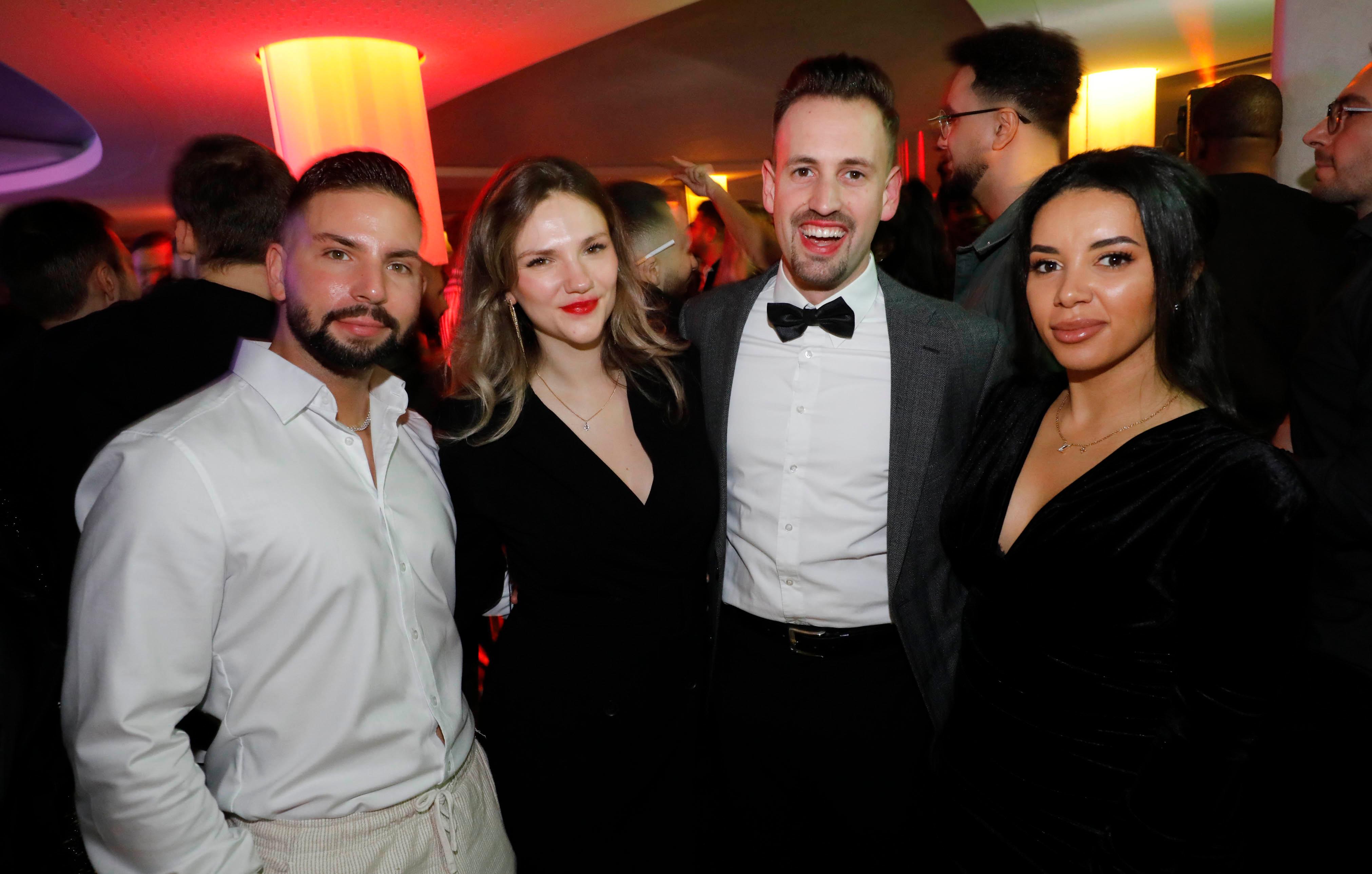 Wünschen sich, je nachdem, Geld, Gesundheit, Erfolg und ein Ende des Single-Daseins: Ozan, Michelle und ihr Mann Philipp mit Belina (von links) in der Admiral-Skybar.