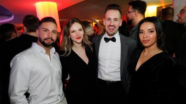 Wünschen sich, je nachdem, Geld, Gesundheit, Erfolg und ein Ende des Single-Daseins: Ozan, Michelle und ihr Mann Philipp mit Belina (von links) in der Admiral-Skybar.