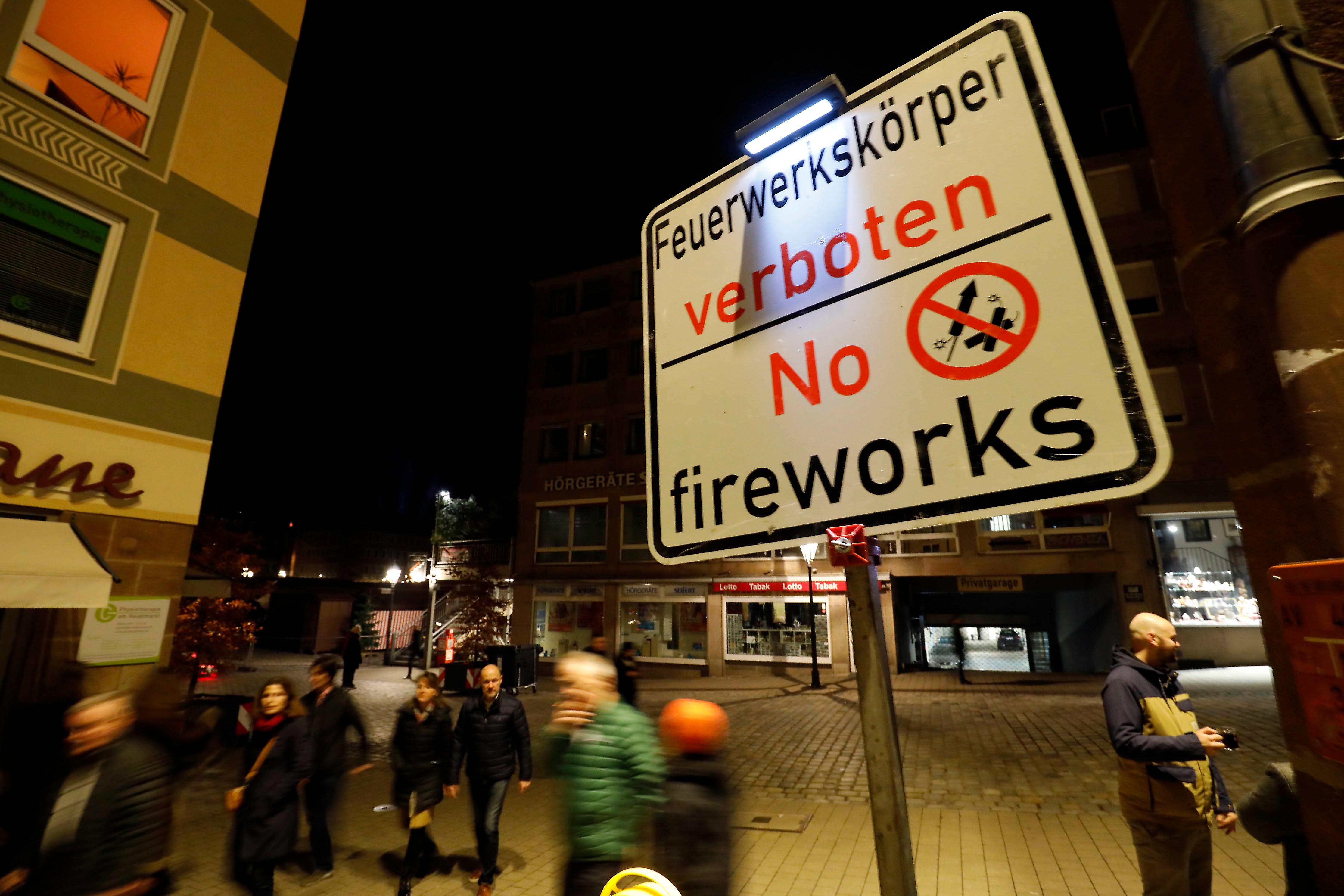 Die Polizei spricht trotzdem von einer überwiegend positiven Bilanz und verhältnismäßig wenigen Zwischenfällen trotz hoher Einsatzzahlen.