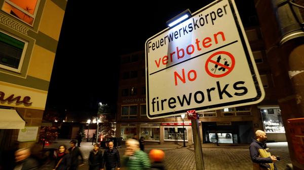 Die Polizei spricht trotzdem von einer überwiegend positiven Bilanz und verhältnismäßig wenigen Zwischenfällen trotz hoher Einsatzzahlen.