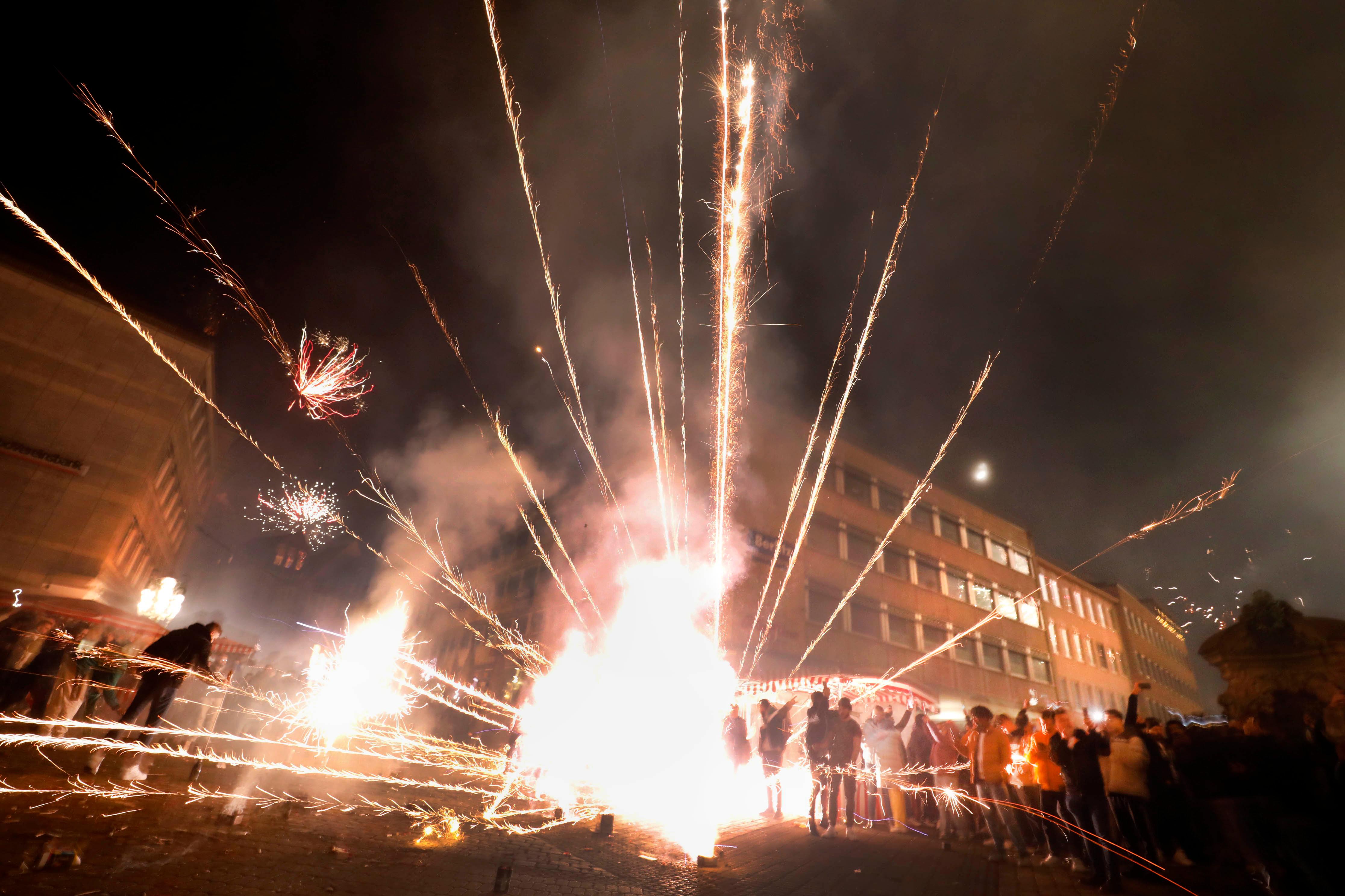 Die Böllerei zu unterbinden, war den Polizisten in der Dunkelheit kaum möglich. Zugangskontrollen gab es nur auf dem Weg zur Burgfreiung am Ölberg.