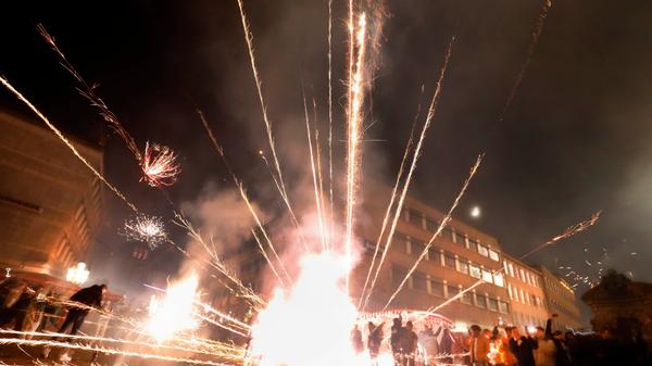 Die Böllerei zu unterbinden, war den Polizisten in der Dunkelheit kaum möglich. Zugangskontrollen gab es nur auf dem Weg zur Burgfreiung am Ölberg.